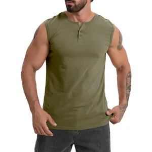 Gros plan d'un gilet henley sans manches en coton vert olive pour homme avec boutons