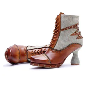 Vue détaillée des bottines motardes vintage en cuir avec rivets et patchwork denim.