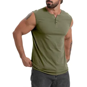 Détail d'un débardeur Henley sans manches pour hommes vert olive avec col à boutons