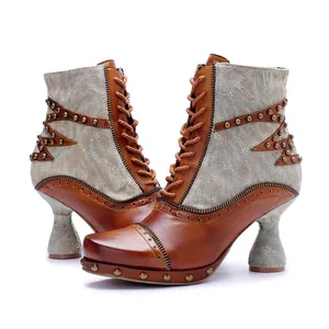 Vue détaillée de bottines en cuir faites main avec clous vintage et lacets de serrage