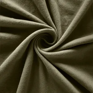 Détail en gros plan de la texture du tissu en pur coton vert olive pour débardeur