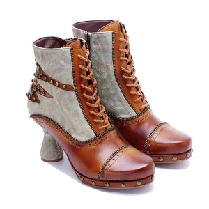 Gros plan de bottines de motard en cuir poli et denim avec détails cloutés.
