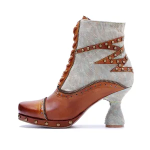 Bottines de moto en cuir frotté à la main avec empiècements en denim et clous vintage