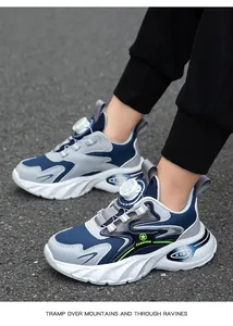 Primer plano de zapatillas deportivas para niños con sistema de cierre giratorio