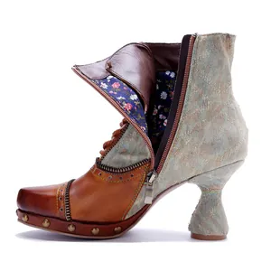 Vue détaillée de bottes moto en cuir fait main avec empiècements et clous au style vintage