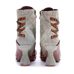 Vue arrière de bottines en cuir faites main avec rivets et talons vraiment originaux