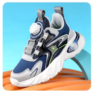 Detalle de zapatillas de correr para niños en azul con sistema de cierre de dial.