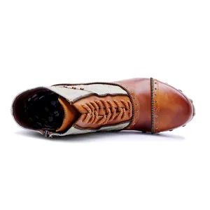 Vue détaillée de bottines en cuir faites main avec finition brossée et rivets