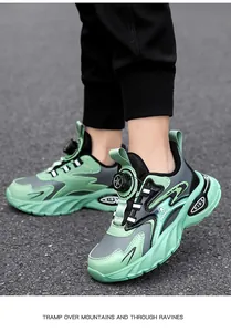Vista detallada de zapatillas deportivas verdes y grises para niños con cierre giratorio