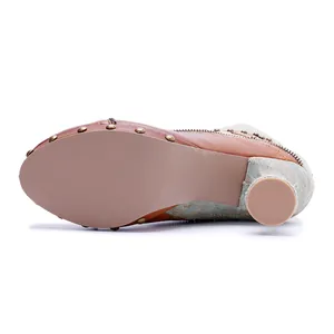 Vue détaillée de la semelle de bottes de moto avec cuir brossé main et des rivets
