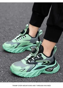 Vista detallada de zapatillas deportivas para niños verde menta con hebilla giratoria.
