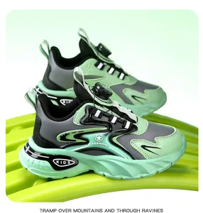 Vista detallada de zapatillas de running verdes para niños con sistema giratorio BOA
