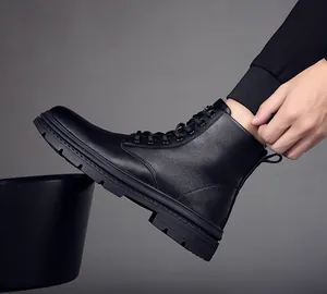 Vue détaillée d'une bottine Martin en cuir noir avec finition texturée et semelle