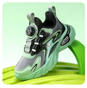 Detalle de zapatillas de correr verdes ligeras para niños con sistema de cordones giratorios