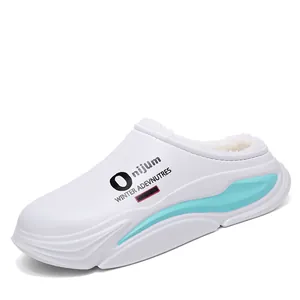 Dettaglio di sabot invernali bianchi da esterno con calda fodera in peluche e design blu