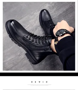 Vue détaillée de macro des bottines Martin en cuir noir premium pour homme avec fermeture.