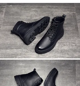 Vue détaillée de bottines Martin en cuir noir pour homme avec semelle épaisse en caoutchouc.