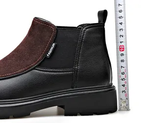 Detailansicht zur Messung der Absatzhöhe eines Chelsea Boots aus Leder in Schwarz