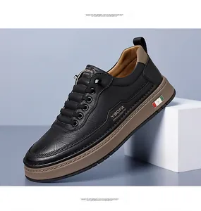Primer plano detallado de elegantes mocasines negros para hombre con suelas marrones
