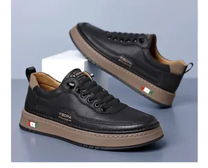 Vista detallada de zapatillas de cuero negro para hombre con suelas de color beige claro