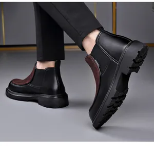 Nahaufnahme von Chelsea-Boots für Herren mit dicker Profilsohle und Wildledereinsatz