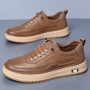 Mocasines casuales de cuero marrón para hombre con suela gruesa y cómoda.