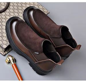 Detailansicht brauner Herren-Chelsea-Boots aus Glattleder mit Wildleder-Einsätzen