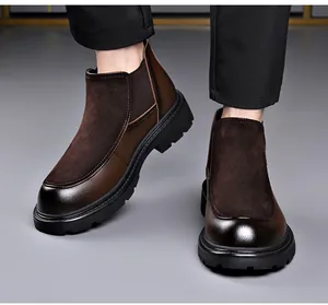 Nahaufnahme brauner Chelsea-Boots für Herren mit Wildledereinsätzen und dicker Sohle.