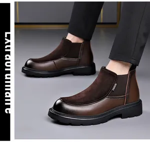 Detaillierte Nahaufnahme von braunen Herren-Chelsea-Boots aus Leder mit rutschfester Sohle