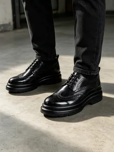 Hochwertige schwarze Brogue-Lederschuhe mit Lochmuster und dicker Sohle für Herren Business