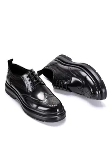 Detailansicht Herren Brogues Leder Schwarz mit Plateausohle und Flügelkappe