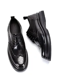 Detailansicht von schwarzen Brogue-Schuhen aus echtem Leder mit Plateausohle und Flügelkappe