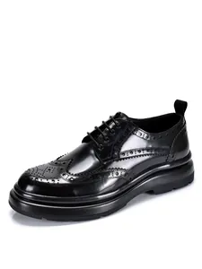 Nahaufnahme von schwarzen Herren-Leder-Brogues mit klassischem Lochmuster-Design
