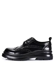 Detailansicht der schwarzen Leder-Brogue-Herrenschuhe mit dicker Sohle und Schnürung