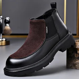 Professionele studiofoto van een zwarte Chelsea boot voor heren met bruin suède paneel en dikke zool