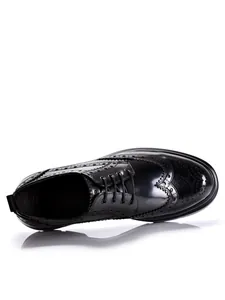 Detailansicht von oben auf schwarze Herren-Brogue-Schuhe aus echtem Leder mit Lochmuster
