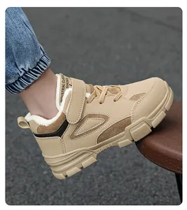 Détail latéral d'une botte de randonnée d'hiver beige pour garçon avec doublure chaude.