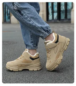 Vue latérale de bottes d'hiver kaki pour enfants avec doublure chaude en polaire blanche
