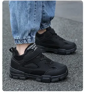 Vue détaillée des bottes d'hiver noires pour garçons doublées de polaire chaude