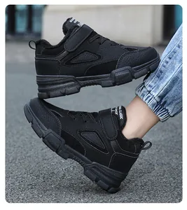 Vue latérale détaillée des chaussures de randonnée d'hiver noires doublées pour garçons