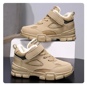 Vue détaillée des bottes d'hiver kaki pour enfants avec doublure polaire blanche épaisse