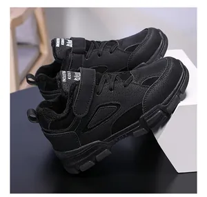 Vue détaillée des bottes de sport d'hiver noires fourrées pour garçons avec scratch