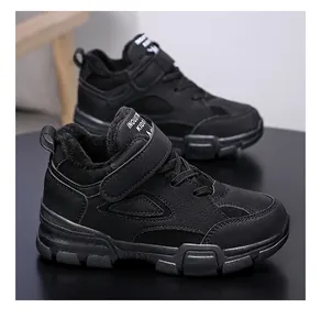 Vue détaillée des bottes de randonnée d'hiver isolées noires pour garçons avec doublure