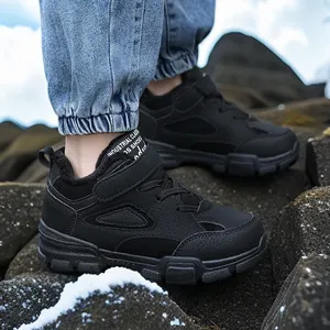 Bottes de randonnée chaudes et isolées pour garçons avec semelle antidérapante noire.