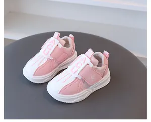 Detailansicht der pink-weißen Kinder-Freizeitschuhe mit atmungsaktivem Mesh