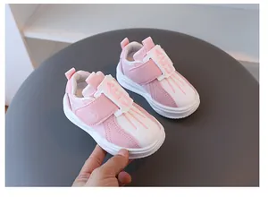 Stilvolle rosa und weiße atmungsaktive Kindersneaker mit bequemen weichen Sohlen