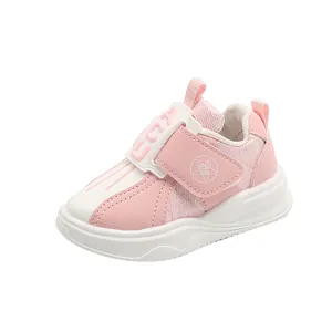 Detailansicht stilvoller rosa-weißer Kindersneaker mit atmungsaktiven, weichen Sohlen