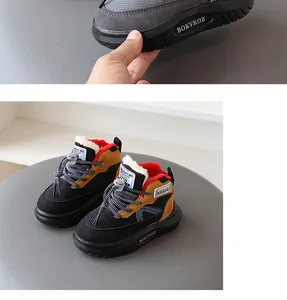 Detailaufnahme von warmen, gefütterten Winter-High-Top-Sneakern für Kinder in Schwarz