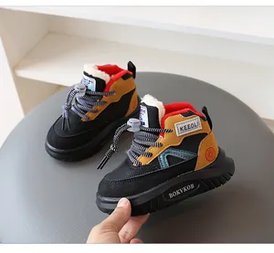 Detailaufnahme warmer Kinder-High-Top-Winterschuhe mit weichem Fleece-Futter.