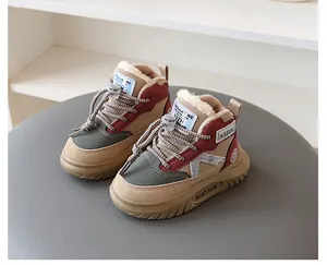 Detailansicht von hohen Winter-Sneakern für Kinder mit warmem weißem Fellfutter.
